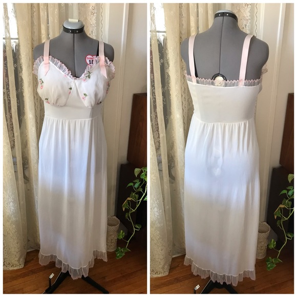 50s white slip with embroid pink flowers on cups - Picture 2 of 4